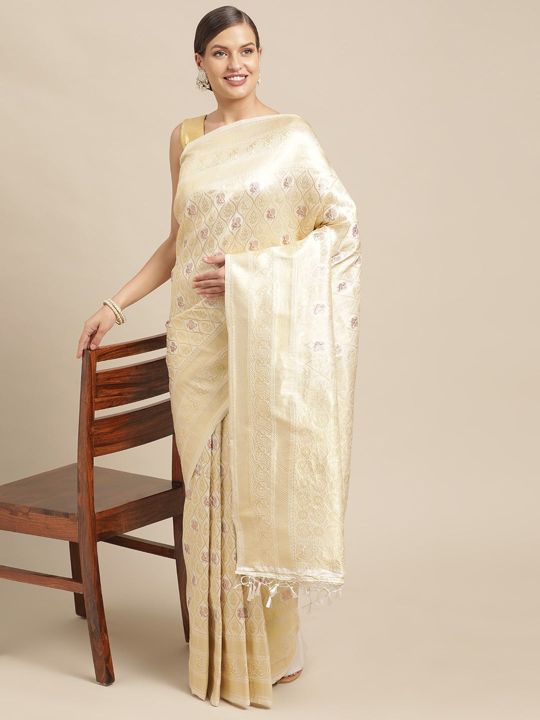 Kanjivaram White Silk Saree With Floral Pattern