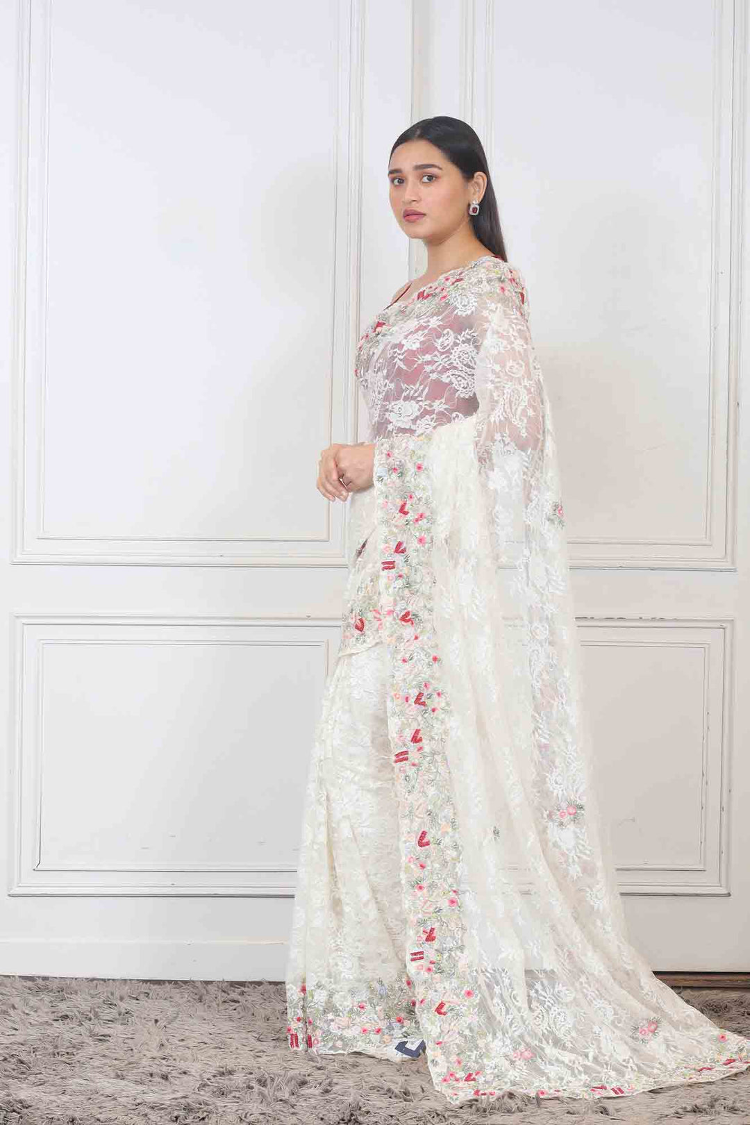 Saree in White color at online Simaaya