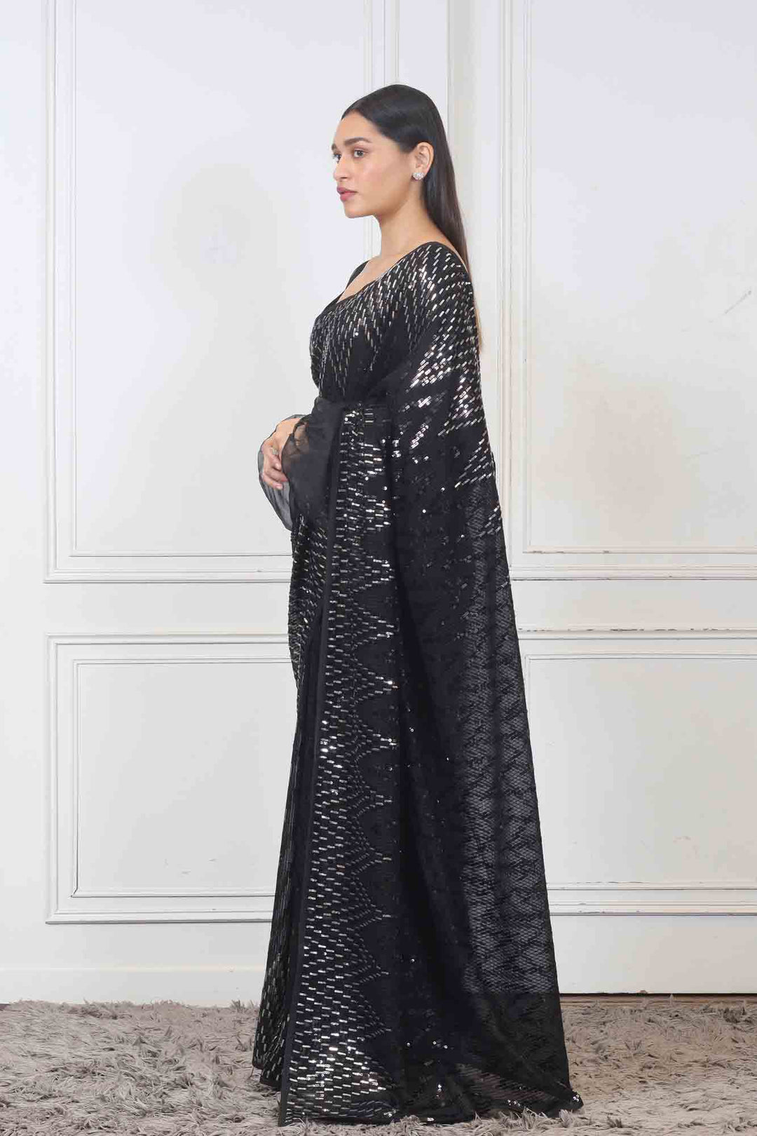 Saree in Black color at online Simaaya