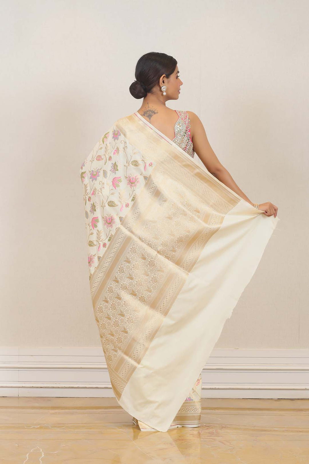 Saree in White color at online Simaaya