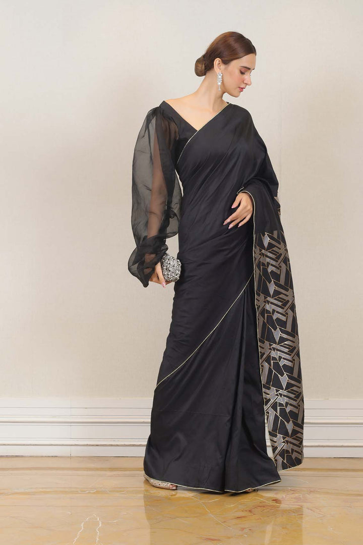 Saree in Black color at online Simaaya