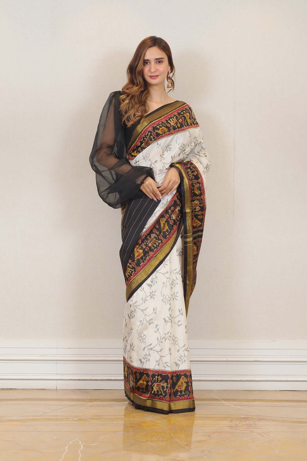 Saree in White & Black Color at online Simaaya